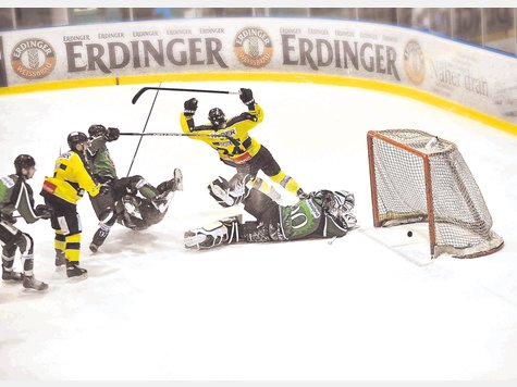 Vergeblich gestreckt: Erdings Torwart Timon Ewert kann nicht verhindern, dass der Tölzer Tim Schüle (r.) den Puck zum 1:2 ins Netz stochert und jubelnd abdreht. Foto: Bauersachs Vergeblich gestreckt: Erdings Torwart Timon Ewert kann nicht verhindern, dass der Tölzer Tim Schüle (r.) den Puck zum 1:2 ins Netz stochert und jubelnd abdreht. Foto: Bauersachs