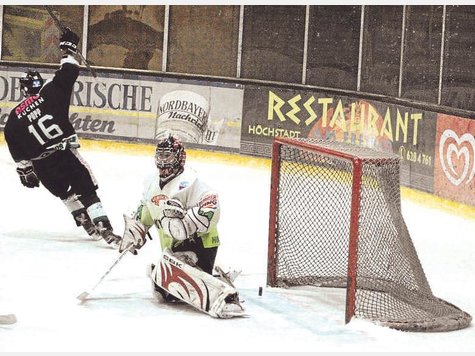 Wer stoppt Popp? Der EVM-Stürmer setzte den Puck gegen Höchstadt gleich dreimal ins Netz. foto: fengler Wer stoppt Popp? Der EVM-Stürmer setzte den Puck gegen Höchstadt gleich dreimal ins Netz. foto: fengler