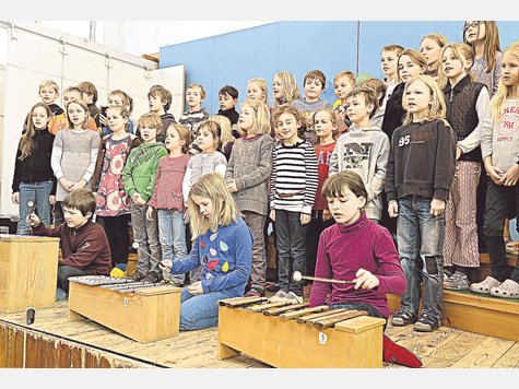 Musikalischer Gru&szlig;: Sch&uuml;ler der Klassen 2 b und 4 b singen ihrer neuen Rektorin in der Turnhalle ein afrikanisches Willkommenslied, begleitet von Xylophon-Kl&auml;ngen. Fotos: j&uuml;rgen sauer