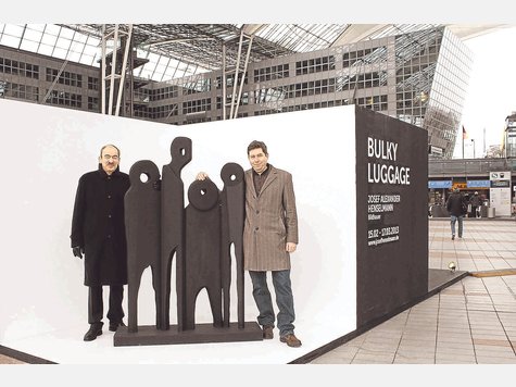 &bdquo;Vier Br&uuml;der&ldquo; hei&szlig;t die Skulptur, vor der K&uuml;nstler Josef Alexander Henselmann (r.) mit Walter Vill von der Flughafen GmbH posieren. Sie entstand in Indien. foto: steiler