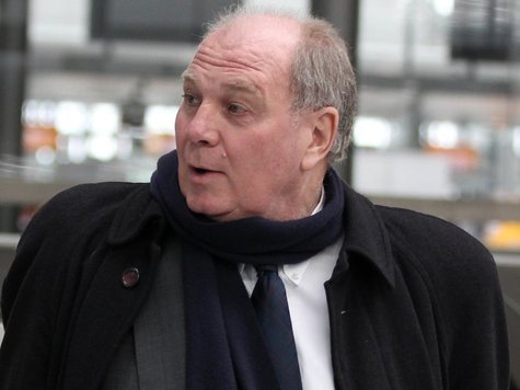 Uli Hoene&szlig; am Flughafen