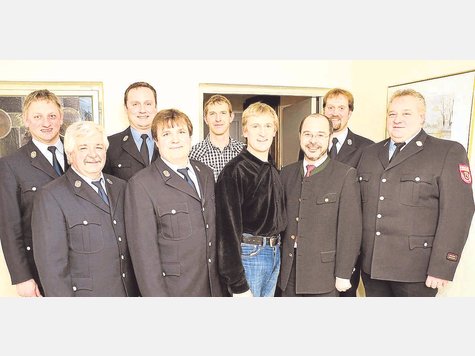 F&uuml;r ihr Engagement geehrt: (vorne, v. l.) Josef M&uuml;hlhuber, Bertold Thomas, Georg Obermaier, B&uuml;rgermeister Heinz Grundner, Kreisbrandmeister Rudi Hohenadl; (hinten, v. l.): 1. Kommandant Franz Lohmayer, Hans Greimel, Feuerwehrreferent Hans Sommerer und FF-Vorstand Hans Drobilitsch. Foto: pr&auml;