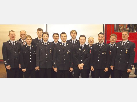 Geehrte und Beförderte: Kommandant Ralph Benda (l.), sein Stellvertreter Daniel Arbinger (r.) und Bürgermeister Michael Pelzer bedankten sich bei (ab 3. v. l.) Peter Kainz jun., Patrick Battke, Peter Baumgartner, Martin Waldherr, Franz Bartosch jun., Florian Gerhard, Hansi Würmseer, Armin Schlickenrieder, Anton Weinzierl und Andreas Gast. Foto: Feuerwehr Geehrte und Beförderte: Kommandant Ralph Benda (l.), sein Stellvertreter Daniel Arbinger (r.) und Bürgermeister Michael Pelzer bedankten sich bei (ab 3. v. l.) Peter Kainz jun., Patrick Battke, Peter Baumgartner, Martin Waldherr, Franz Bartosch jun., Florian Gerhard, Hansi Würmseer, Armin Schlickenrieder, Anton Weinzierl und Andreas Gast. Foto: Feuerwehr