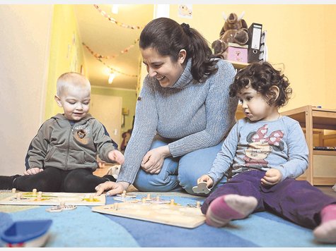 Spiel, Spa&szlig; und Betreuung: Kindertagespfleger wie Regina B&uuml;lb&uuml;l sollen gef&ouml;rdert werden. Sie betreut drei Kinder in Miesbach. Dort muss der Stadtrat &uuml;ber die F&ouml;rderung der Kindertagespflege noch entscheiden. Foto: Thomas Plettenberg