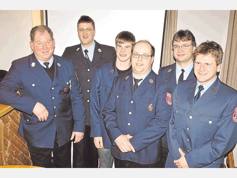 Spitze: Sie lenken die Geschicke der Feuerwehr Ingenried (v.li.): Norbert Rößle (2. Kommandant), Wolfgang Friebe (Kommandant), Dominik Kowatsch (2. Vorstand), Georg Rösch (Vorstand), Werner Sailer (Kassier) und Tobias Echtler (Schriftführer). Foto: cho Spitze: Sie lenken die Geschicke der Feuerwehr Ingenried (v.li.): Norbert Rößle (2. Kommandant), Wolfgang Friebe (Kommandant), Dominik Kowatsch (2. Vorstand), Georg Rösch (Vorstand), Werner Sailer (Kassier) und Tobias Echtler (Schriftführer). Foto: cho