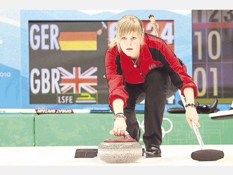Bei den Olympischen Spielen wie hier 2010 in Vancouver will Corinna Scholz bald wieder spielen. Dafür müssen sie und ihr Team aber erst einmal die Deutsche Meisterschaft am Wochenende gewinnen. foto: dpa Bei den Olympischen Spielen wie hier 2010 in Vancouver will Corinna Scholz bald wieder spielen. Dafür müssen sie und ihr Team aber erst einmal die Deutsche Meisterschaft am Wochenende gewinnen. foto: dpa