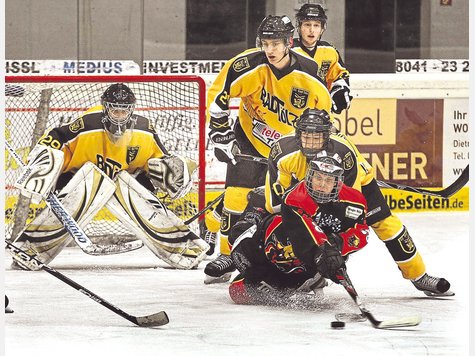 Voll im Griff hatte die ECT-Defensive vor Goalie Michael Iszovics die Aiblinger Stürmer beim 7:1-Sieg im Dezember. foto: esc Voll im Griff hatte die ECT-Defensive vor Goalie Michael Iszovics die Aiblinger Stürmer beim 7:1-Sieg im Dezember. foto: esc