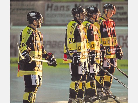 Ausgedünnt ist der Kader der Tölzer Löwen: Fraglich ist unter anderem, ob der erkrankte Maxi Kammerer (2. v. li.) gegen den EHC Freiburg auflaufen kann. foto: uva-press Ausgedünnt ist der Kader der Tölzer Löwen: Fraglich ist unter anderem, ob der erkrankte Maxi Kammerer (2. v. li.) gegen den EHC Freiburg auflaufen kann. foto: uva-press