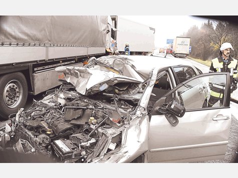 Ein Wunder: Diesem Wrack ist eine Irschenbergerin (46) im November fast unverletzt entstiegen. Der Toyota der Frau war auf der Autobahn bei Holzkirchen zwischen zwei Lastwagen geraten. Foto: Archiv tp Ein Wunder: Diesem Wrack ist eine Irschenbergerin (46) im November fast unverletzt entstiegen. Der Toyota der Frau war auf der Autobahn bei Holzkirchen zwischen zwei Lastwagen geraten. Foto: Archiv tp