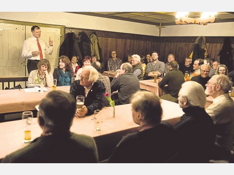 Was tut sich in Oberbiberg? Rathauschef Stefan Schelle (stehend) erstattete bei der Ortsteilbürgerversammlung im Gasthof „Kandler“ umfassend Bericht. Foto: Robert Brouczek Was tut sich in Oberbiberg? Rathauschef Stefan Schelle (stehend) erstattete bei der Ortsteilbürgerversammlung im Gasthof „Kandler“ umfassend Bericht. Foto: Robert Brouczek