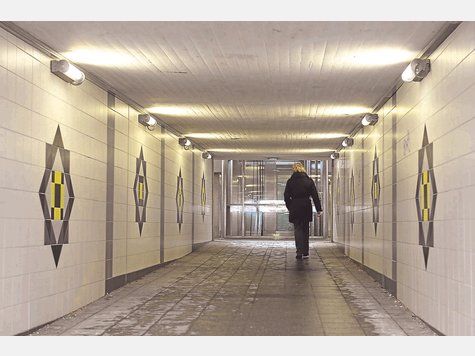 Tatort Unterführung: Hier unter den Gleisen des Holzkirchner Bahnhofs begegnete am Montag eine siebenjährige Schülerin einem Unbekannten, der sie erst losließ, als eine Passantin beherzt dazwischenging. Die Kripo ermittelt. Foto: Thomas Plettenberg Tatort Unterführung: Hier unter den Gleisen des Holzkirchner Bahnhofs begegnete am Montag eine siebenjährige Schülerin einem Unbekannten, der sie erst losließ, als eine Passantin beherzt dazwischenging. Die Kripo ermittelt. Foto: Thomas Plettenberg