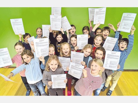 Endlich Zeugnisse: In der Grundschule freuen sich viele Kinder &uuml;ber ihre Noten &ndash; wie am Freitag die M&auml;dchen und Buben der 3a in Lochham. Doch auch hier ist ein Sitzenbleiben schon m&ouml;glich, obwohl dies de facto fast nie vorkommt. Foto : JS