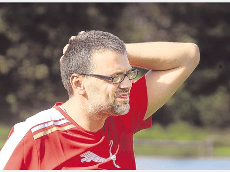 Au weia! Der skeptische Blick von Christian Gr&uuml;ll verhei&szlig;t alles andere als Freude. Etwas &uuml;berraschend endet das Engagement des Fu&szlig;balltrainers beim Kreisklassisten Gr&uuml;ne Heide Ismaning bereits nach einer Saison. Foto: Gleixner