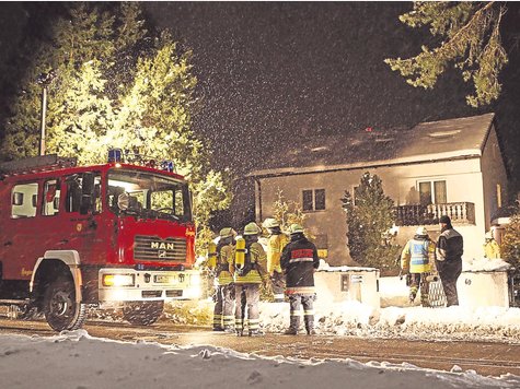 Abwarten und Däumchen drehen: Bei einem Kaminbrand in der Schönlinderstraße in Schongau konnten Feuerwehler und Kaminkehrer nur zusehen. foto: Herold Abwarten und Däumchen drehen: Bei einem Kaminbrand in der Schönlinderstraße in Schongau konnten Feuerwehler und Kaminkehrer nur zusehen. foto: Herold