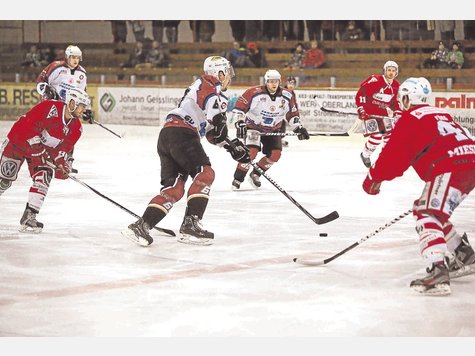 Martin Weckerle (Mi., am Puck) erzielte das wichtige 3:1. Foto: preller (Archiv) Martin Weckerle (Mi., am Puck) erzielte das wichtige 3:1. Foto: preller (Archiv)