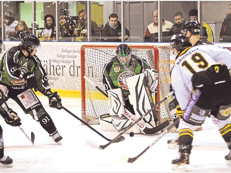 Hochbetrieb vor dem Erdinger Tor: Goalie Timon Ewert und seine Vorderleute hatte alle H&auml;nde voll zu tun. Foto: herkner