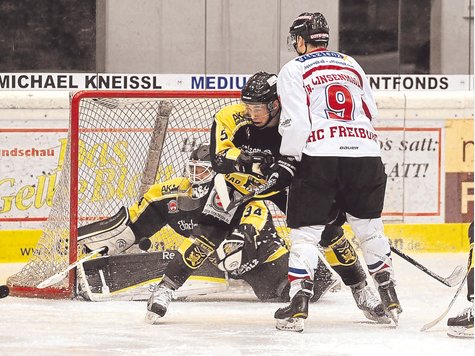 Stemmen sich gegen die Niederlage: Dominic Fuchs und Torhüter Jimmy Hertel. Doch die Löwen zeigen erst im letzten Drittel Normalform und unterliegen Nikolas Linsenmaier (re.) und dem EHC Freiburg mit 1:2. Foto: Patrick Staar Stemmen sich gegen die Niederlage: Dominic Fuchs und Torhüter Jimmy Hertel. Doch die Löwen zeigen erst im letzten Drittel Normalform und unterliegen Nikolas Linsenmaier (re.) und dem EHC Freiburg mit 1:2. Foto: Patrick Staar