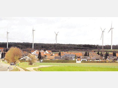 So könnte es demnächst auch bei Dachau aussehen: Rund um das kleine Dorf Waldhausen in der schwäbischen Alb drehen sich fünf Windräder. Foto: kra So könnte es demnächst auch bei Dachau aussehen: Rund um das kleine Dorf Waldhausen in der schwäbischen Alb drehen sich fünf Windräder. Foto: kra