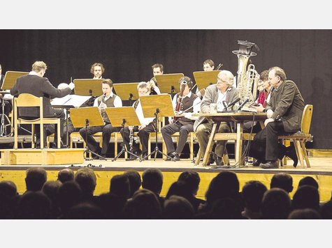 Beste Unterhaltung auf höchstem Niveau in Weilheims Stadthalle: Die Musiker des Ensembles „Opern auf Bayrisch“ um Dirigent Andreas Kowalewitz, am Tisch die Schauspieler Gert Anthoff, Conny Glogger und Michael Lerchenberg (v.l.). foto: gro Beste Unterhaltung auf höchstem Niveau in Weilheims Stadthalle: Die Musiker des Ensembles „Opern auf Bayrisch“ um Dirigent Andreas Kowalewitz, am Tisch die Schauspieler Gert Anthoff, Conny Glogger und Michael Lerchenberg (v.l.). foto: gro