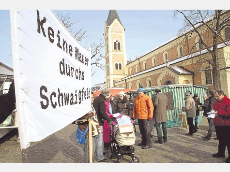 Mit einem großen Transparent kämpft die Interessengemeinschaft Wittelsbacher Allee gegen den Mauerbau. Fotos (7: )Weber Mit einem großen Transparent kämpft die Interessengemeinschaft Wittelsbacher Allee gegen den Mauerbau. Fotos (7: )Weber