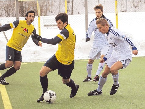 Es flutscht: Dominik Sch&ouml;n (am Ball) hat sich einen Platz in der Pipinsrieder Stammelf erk&auml;mpft. Foto: kra