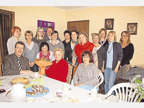 Große Gratulantenschar: Neben Schongaus Bürgermeister Karl-Heinz Gerbl (vorne li.), nahmen sich auch einige Damen von der Schongauer Sozialstation, allen voran Schwester Marianne (v.re.), die Zeit, zu Jubilarin Frieda Deihl (v.mi.) zum Kaffee zu kommen. foto: can Große Gratulantenschar: Neben Schongaus Bürgermeister Karl-Heinz Gerbl (vorne li.), nahmen sich auch einige Damen von der Schongauer Sozialstation, allen voran Schwester Marianne (v.re.), die Zeit, zu Jubilarin Frieda Deihl (v.mi.) zum Kaffee zu kommen. foto: can