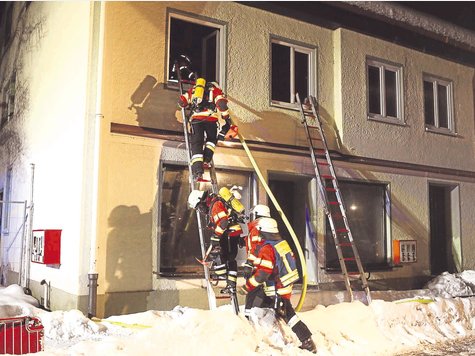 Die M&auml;nner der Peitinger Wehr hatten die Flammen im ersten Stock des Geb&auml;udes schnell im Griff. foto: hans-helmut herold
