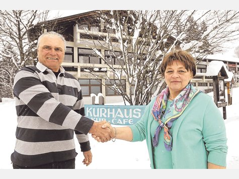 Willkommen im Kurhaus: B&uuml;rgermeister Eberhard Steiner begr&uuml;&szlig;t die neue Wirtin Dagmar Eisenbl&auml;tter. Foto: Baar
