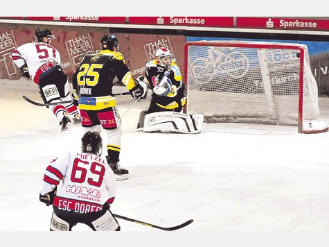 Da bestand noch Hoffnung: In Unterzahl glich Martin F&uuml;hrmann (l.) zum 1:1 aus. Am Ende hie&szlig; es aber 2:3. Foto: weingartner