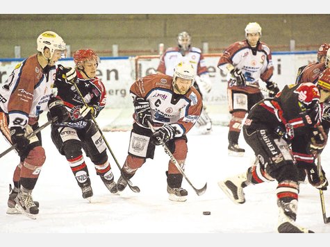 Ab durch die Mitte: Die „Eishackler“ (helle Trikots, hier Kapitän Andreas Dornbach an der Scheibe im Heimspiel gegen Buchloe ) lieferten zweimal eine ordentliche Leistung ab. Dennoch wird’s wohl nichts mit den Play-offs. foto: gronau Ab durch die Mitte: Die „Eishackler“ (helle Trikots, hier Kapitän Andreas Dornbach an der Scheibe im Heimspiel gegen Buchloe ) lieferten zweimal eine ordentliche Leistung ab. Dennoch wird’s wohl nichts mit den Play-offs. foto: gronau