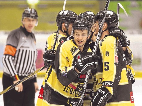 Erfolgreicher Abschluss der Vorrunde: Pascal Sternkopf (li.), Toni Prommersberger und die Löwen sind nach 4:1-Erfolg in Weiden Tabellendritter. Foto: uva-press Erfolgreicher Abschluss der Vorrunde: Pascal Sternkopf (li.), Toni Prommersberger und die Löwen sind nach 4:1-Erfolg in Weiden Tabellendritter. Foto: uva-press