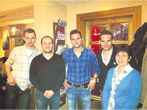 Sie f&uuml;hren jetzt den Verein: (v.l.) Schriftf&uuml;hrer Gregor M&uuml;lbl, Vize-Kassier Bert Krasselt, Erster Vorsitzender Luis Eisenreich und sein Vize Emanuel Eisenreich sowie Erster Kassier Helene Ballauf. Foto: fkn