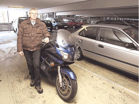 Jahrelang parkte Reinhard M&uuml;ller problemlos sein Motorrad im Parkhaus. Das ist nun vorbei. Er muss die Yamaha FJR 1300 entfernen &ndash; die Benutzungsordnung sieht nur parkende Autos vor. foto: arp