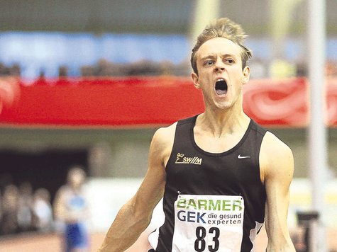 Gold-Jungs: David Gollnow (l.) stürzt jubelnd ins Ziel. Er gewinnt mit der LG Stadtwerke die 4 x 200 m-Staffel. Foto: Görlitz Gold-Jungs: David Gollnow (l.) stürzt jubelnd ins Ziel. Er gewinnt mit der LG Stadtwerke die 4 x 200 m-Staffel. Foto: Görlitz