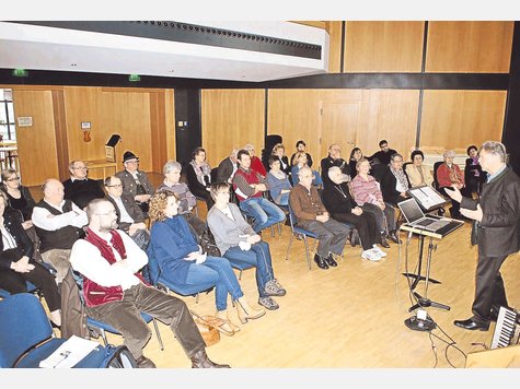 Seine Ideen als Kreisvolksmusikpfleger stellte Reinhard Loechle (r.) in der Kreismusikschule vor. Foto: Vogel Seine Ideen als Kreisvolksmusikpfleger stellte Reinhard Loechle (r.) in der Kreismusikschule vor. Foto: Vogel