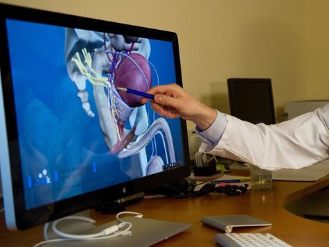 Ein Arzt zeigt auf die 3D-Abbildung einer Prostata Ein Arzt zeigt auf die 3D-Abbildung einer Prostata