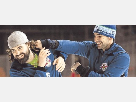 Schabernack ist erlaubt: Weil der EHC München auf einem Pre-Playoff-Platz steht, dürfen die Spieler Ty Morris (l.) und Lubor Dibelka auch mal Spaß haben. Schabernack ist erlaubt: Weil der EHC München auf einem Pre-Playoff-Platz steht, dürfen die Spieler Ty Morris (l.) und Lubor Dibelka auch mal Spaß haben.
