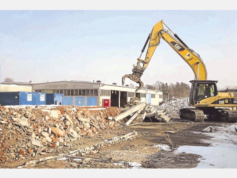 Die Bagger stehen erst einmal still: Viele Gebäude auf dem ehemaligen Mannesmann-Gelände sind bereits abgerissen. Jetzt wurden Schadstoffe an einer Halle gefunden. Foto: Weber Die Bagger stehen erst einmal still: Viele Gebäude auf dem ehemaligen Mannesmann-Gelände sind bereits abgerissen. Jetzt wurden Schadstoffe an einer Halle gefunden. Foto: Weber
