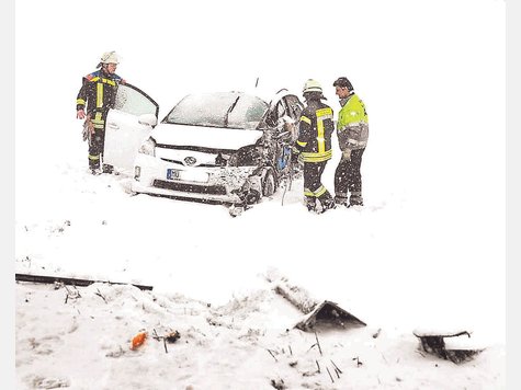 Schwer besch&auml;digt wurde der Kleinwagen des Autofahrers aus dem Landkreis M&uuml;hldorf. Foto: Weingartner
