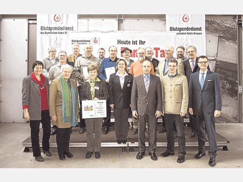 Gestern war ihr &bdquo;Danke-Tag&ldquo;: Die Blutspender aus dem Landkreis mit den Vertretern aus Politik und Bayerischem Rotem Kreuz. foto: gronau