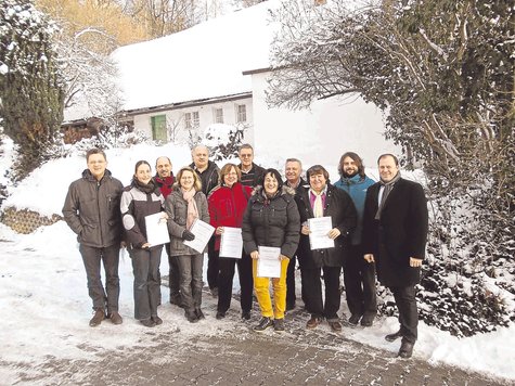 Treue Mitabeiter der Werkst&auml;tten f&uuml;r behinderte Menschen in Erding und Freising wurden jetzt von Gesch&auml;ftsf&uuml;hrer Albert Wittmann (r.) ausgezeichnet. Eine Urkunde bekamen: Herbert Mair, Andrea Mayerhofer, Franz Geltermeier, Edith Eiblmeier, Heinrich Ermair, Birgit Schulthei&szlig;, Herbert Krie&szlig;ler und Katrin Mair (alle zehn Jahre mit dabei), Johann Westermeier (25 Jahre), Suse Fischer (20 Jahre), Michael Kr&uuml;ger (zehn Jahre, alle v. l.). Nicht auf dem Bild sind Eva-Maria Fischer und Christian Kressierer (beide zehn Jahre). Foto: fkn