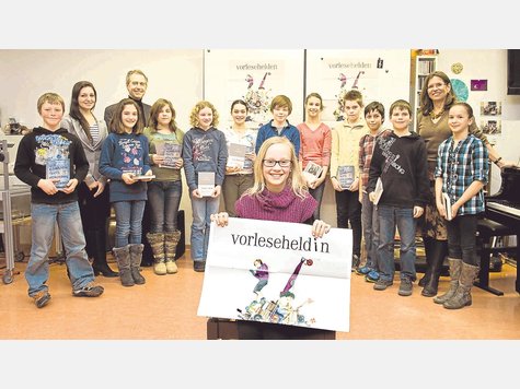 Eine Heldin, elf Schulsieger: Lena Rauwolf (vorn) hat den Kreisentscheid des Vorlesewettbewerbs gewonnen. Für alle Teilnehmer gab es Buchpreise. Foto: Gro Eine Heldin, elf Schulsieger: Lena Rauwolf (vorn) hat den Kreisentscheid des Vorlesewettbewerbs gewonnen. Für alle Teilnehmer gab es Buchpreise. Foto: Gro