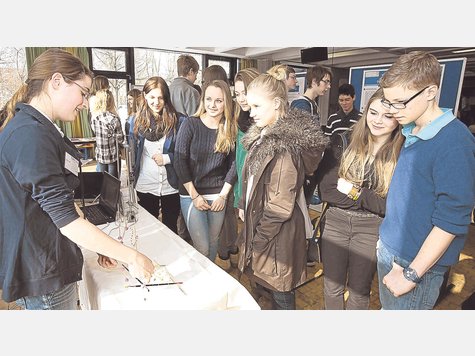 Staunende Blicke: Die Gautingerin Luna Lidl (17) zeigte an ihrem Stand, wie sich Schall bildet und fortbewegt. Foto: svj