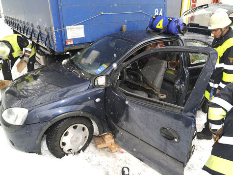 Zwei junge Männer hatten am Dienstagmittag mit ihrem Opel in der Landshamer Straße aus ungeklärter Ursache einen Unfall Zwei junge Männer hatten am Dienstagmittag mit ihrem Opel in der Landshamer Straße aus ungeklärter Ursache einen Unfall