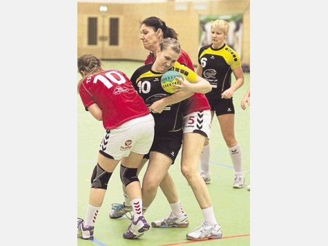 Kein Durchkommen: Andrea Salzmann (Mitte) und ihre Mitspielerinnen vom TSV Schongau waren gegen Gilching zu harmlos im Angriff. Foto: halmel