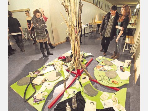 Das „Phantastische Raumgebilde“ von Annika Höllerl (r.) gehört zu den 85 Seminararbeiten, die in einer Ausstellung am Penzberger Gymnasium gezeigt wurden. Foto: wos Das „Phantastische Raumgebilde“ von Annika Höllerl (r.) gehört zu den 85 Seminararbeiten, die in einer Ausstellung am Penzberger Gymnasium gezeigt wurden. Foto: wos