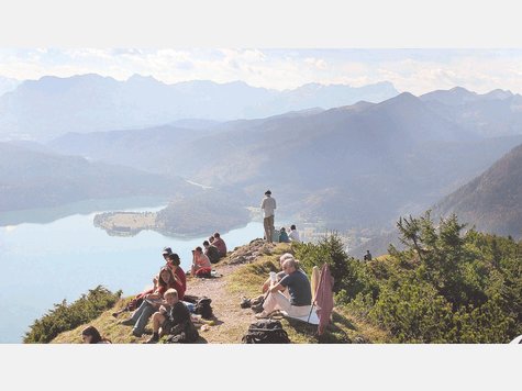 Schöne Aussicht: Wanderer rasten hoch über dem Walchensee am Jochberg. Unterhalb des Aussichtsgipfels ist rund um die Jocheralm der Pumpspeicher geplant. Foto: ao/A Schöne Aussicht: Wanderer rasten hoch über dem Walchensee am Jochberg. Unterhalb des Aussichtsgipfels ist rund um die Jocheralm der Pumpspeicher geplant. Foto: ao/A