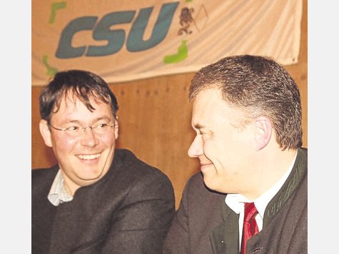 Zwei, die sich verstehen: Thomas Schwarzenberger (l.) soll Landrat Harald Kühn im Bezirkstag beerben. foto: kunz Zwei, die sich verstehen: Thomas Schwarzenberger (l.) soll Landrat Harald Kühn im Bezirkstag beerben. foto: kunz
