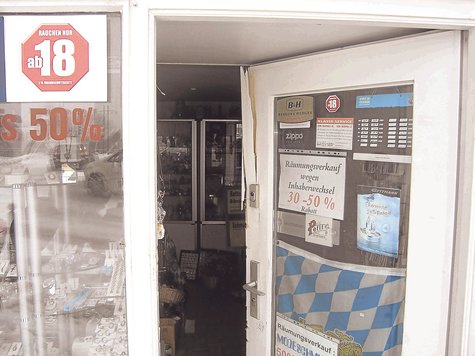 Mit roher Gewalt wuchtete der T&auml;ter die T&uuml;r an dem kleinen Laden auf. foto: ray