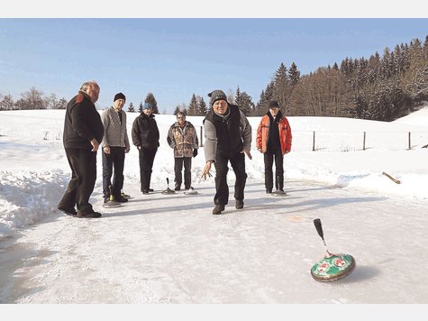 Eisstockschütze Hans Merk geht seinem Sport an der Kogler Lack nach. Doch über dem Spaß steht die Sicherheit. Heuer tragen viele Eisflächen nicht. foto: arp Eisstockschütze Hans Merk geht seinem Sport an der Kogler Lack nach. Doch über dem Spaß steht die Sicherheit. Heuer tragen viele Eisflächen nicht. foto: arp